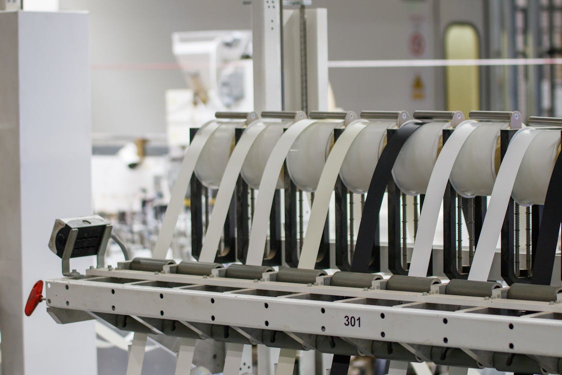 Robot przemysłowy to maszyna automatyczna wykonująca zadania produkcyjne