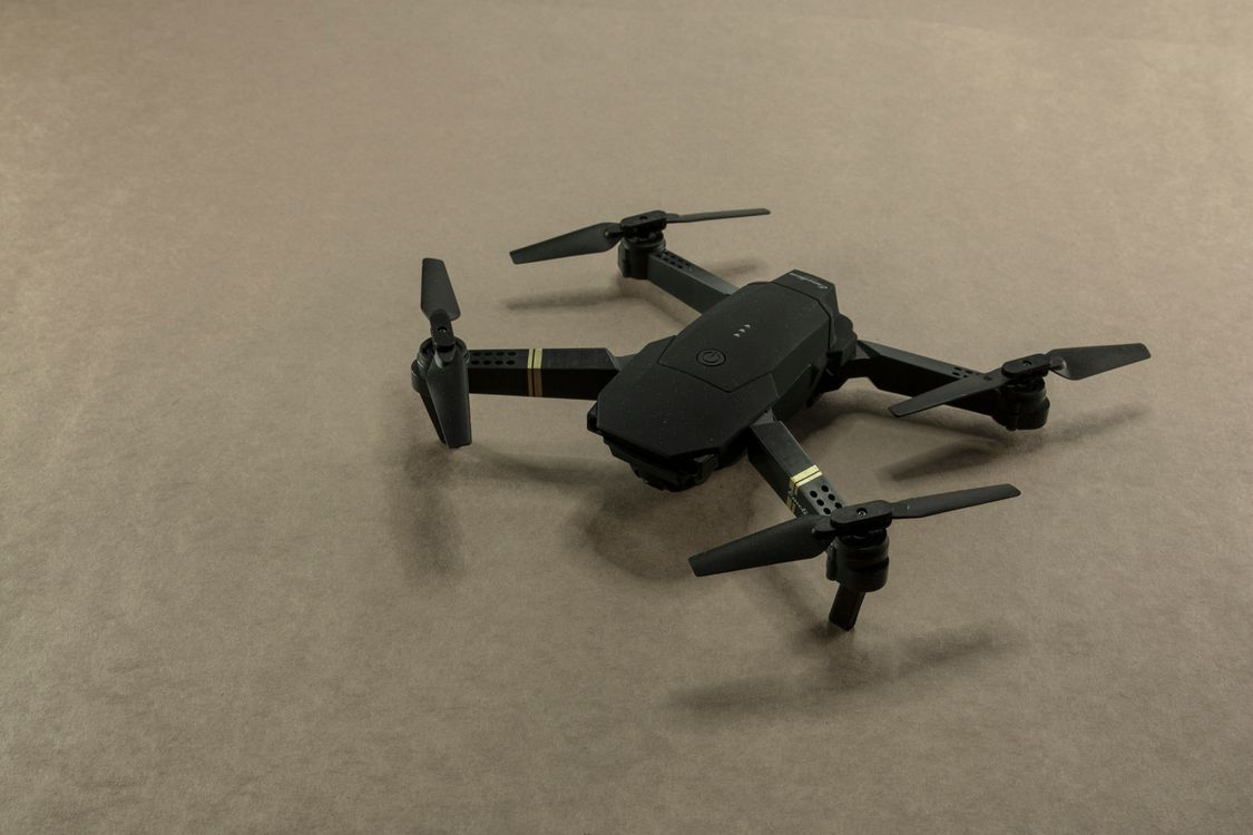 Latanie dronem nad posesją