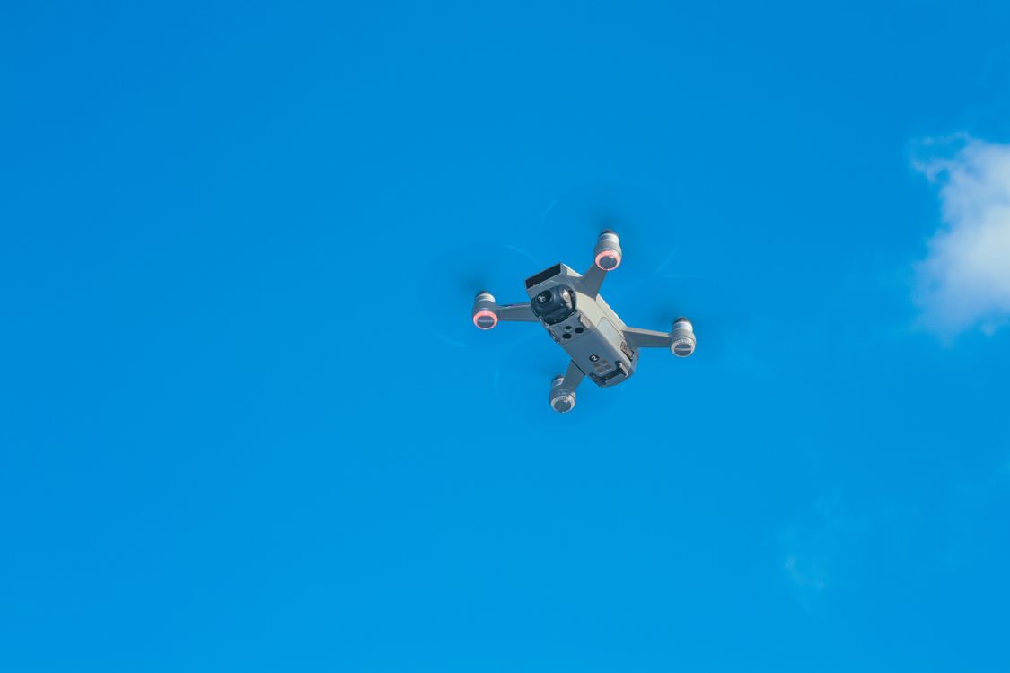 Dron z kamerą na pokładzie