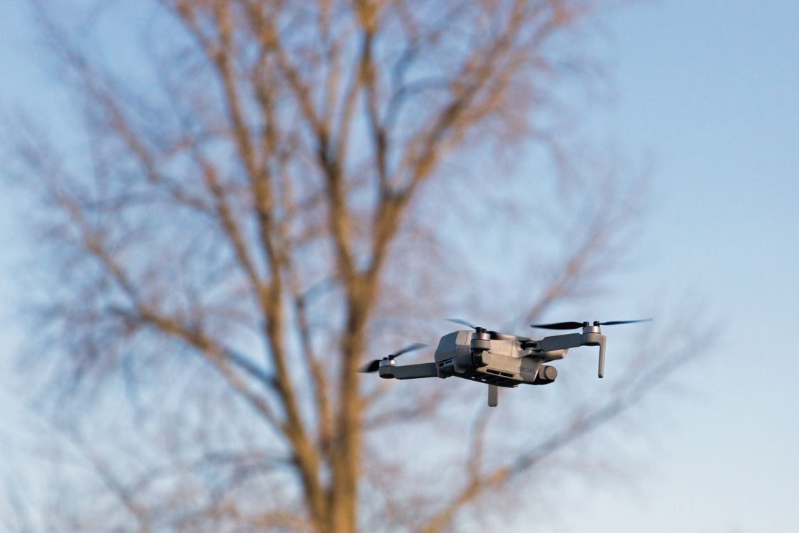 Dron nagrywający dźwięk podczas lotu