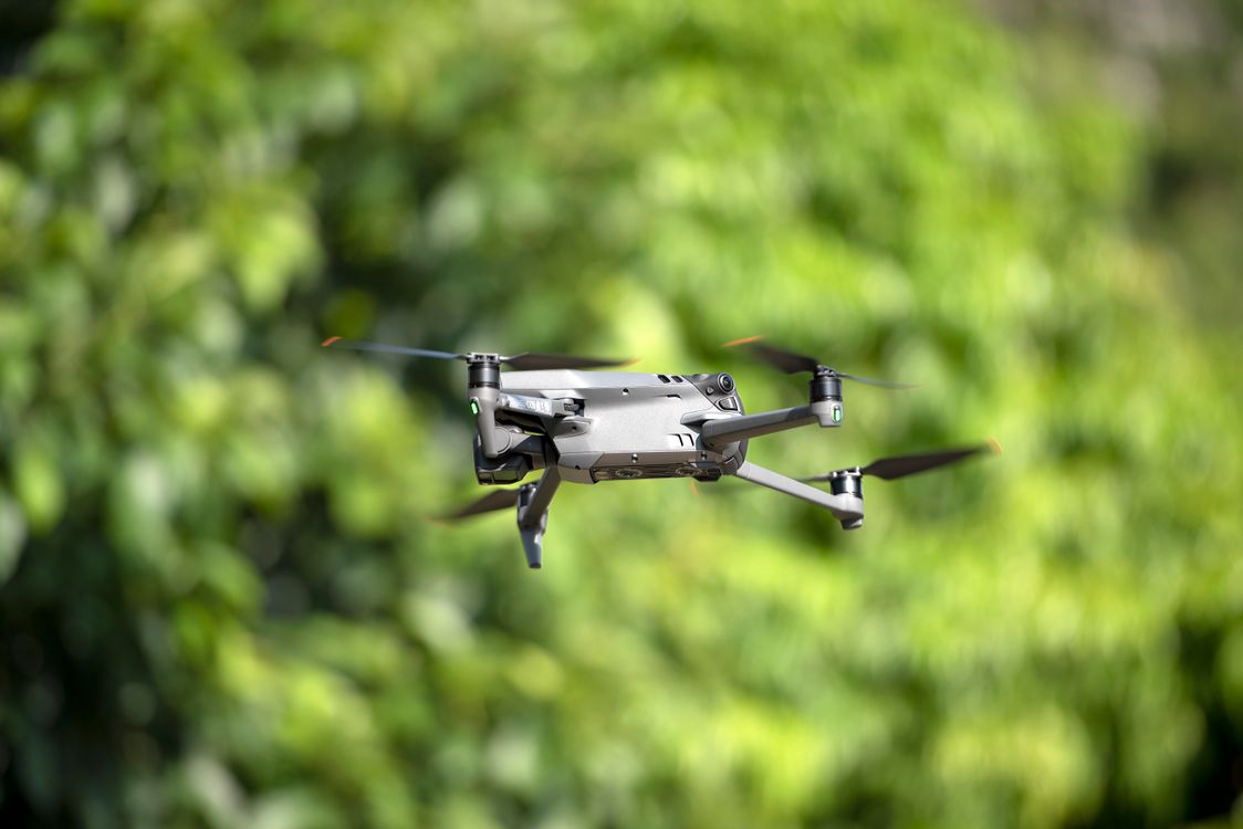 Latanie dronem nad cudzą posesją