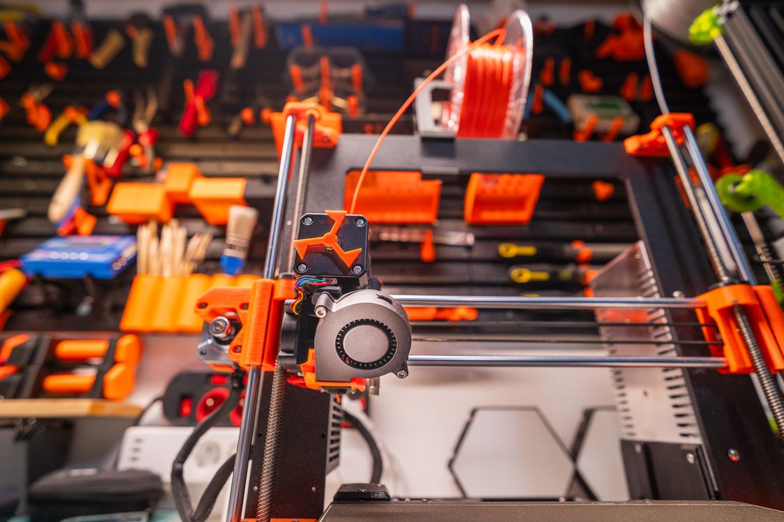 Wybór między drukarka 3D żywiczną a filamentową